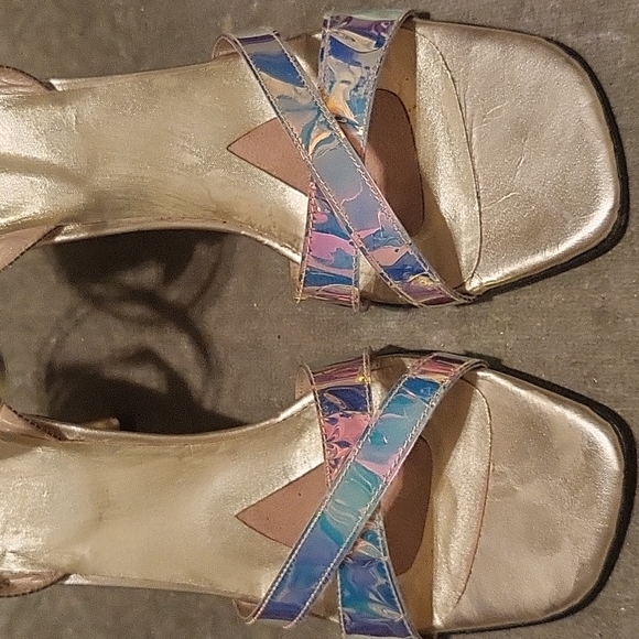 Stuart Weitzman iridescent/holographic leather ankle strap 4" heel size 8.5 - Picture 4 of 13